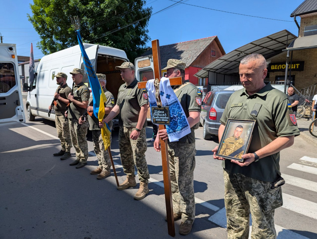 Турботливий батько чотирьох дітей: на Волині поховали командира Ростислава Шевчика