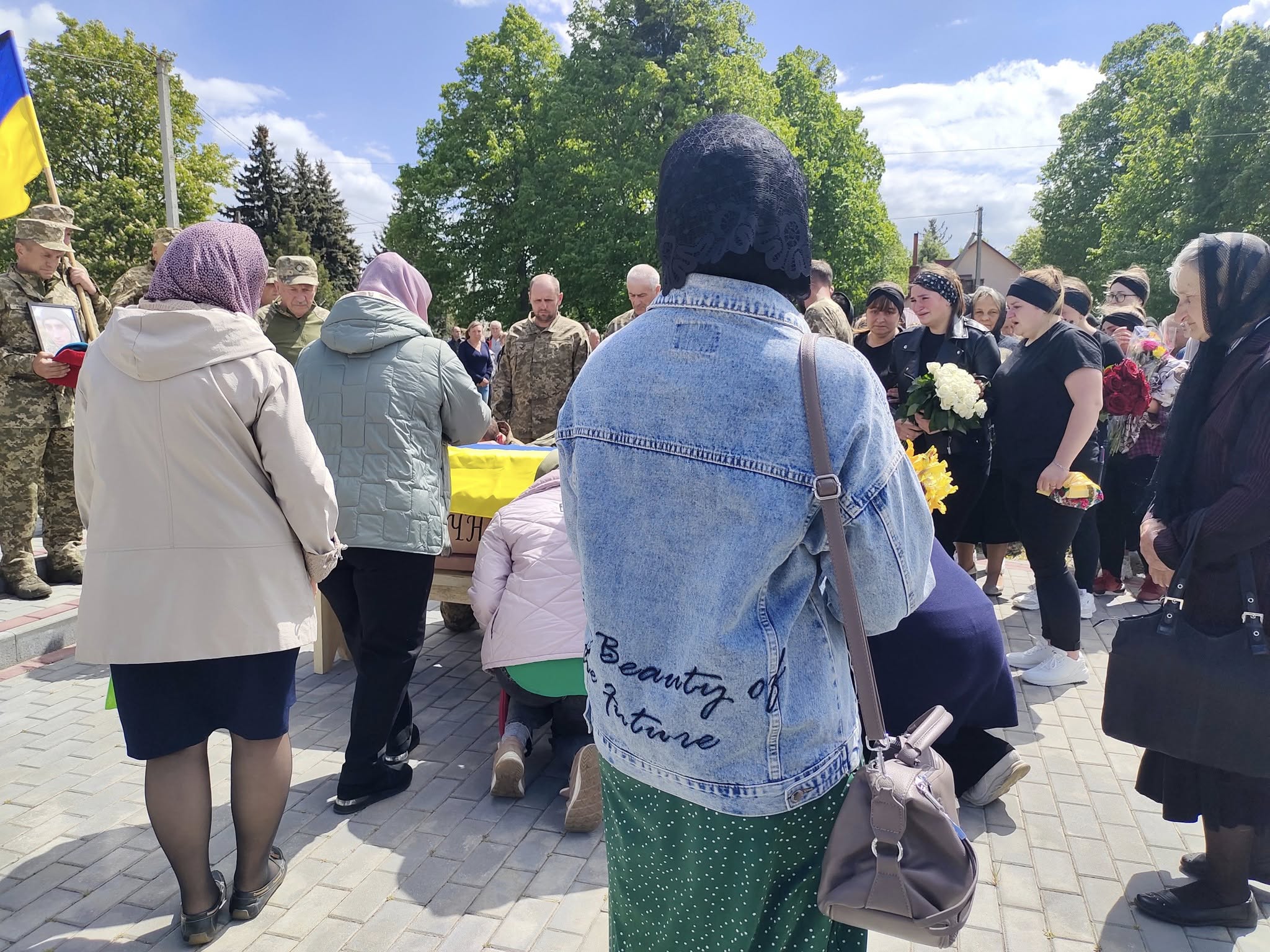 Весільний коровай ділили на кладовищі: на Волині в останню путь провели 26-річного Героя Михайла Рогу