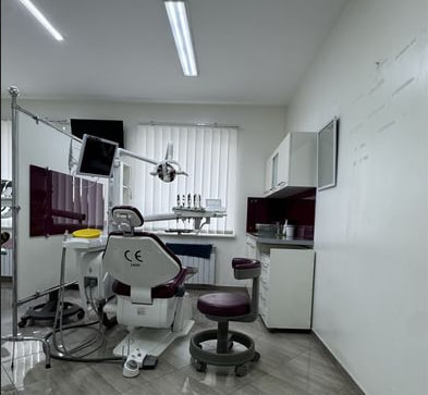 У центрі Горохова продається стоматологічна клініка з житловим будинком