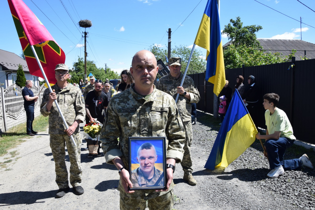 Понад 2 роки вважався зниклим безвісти: на Волині поховали 30-річного прикордонника Іллю Добринюка