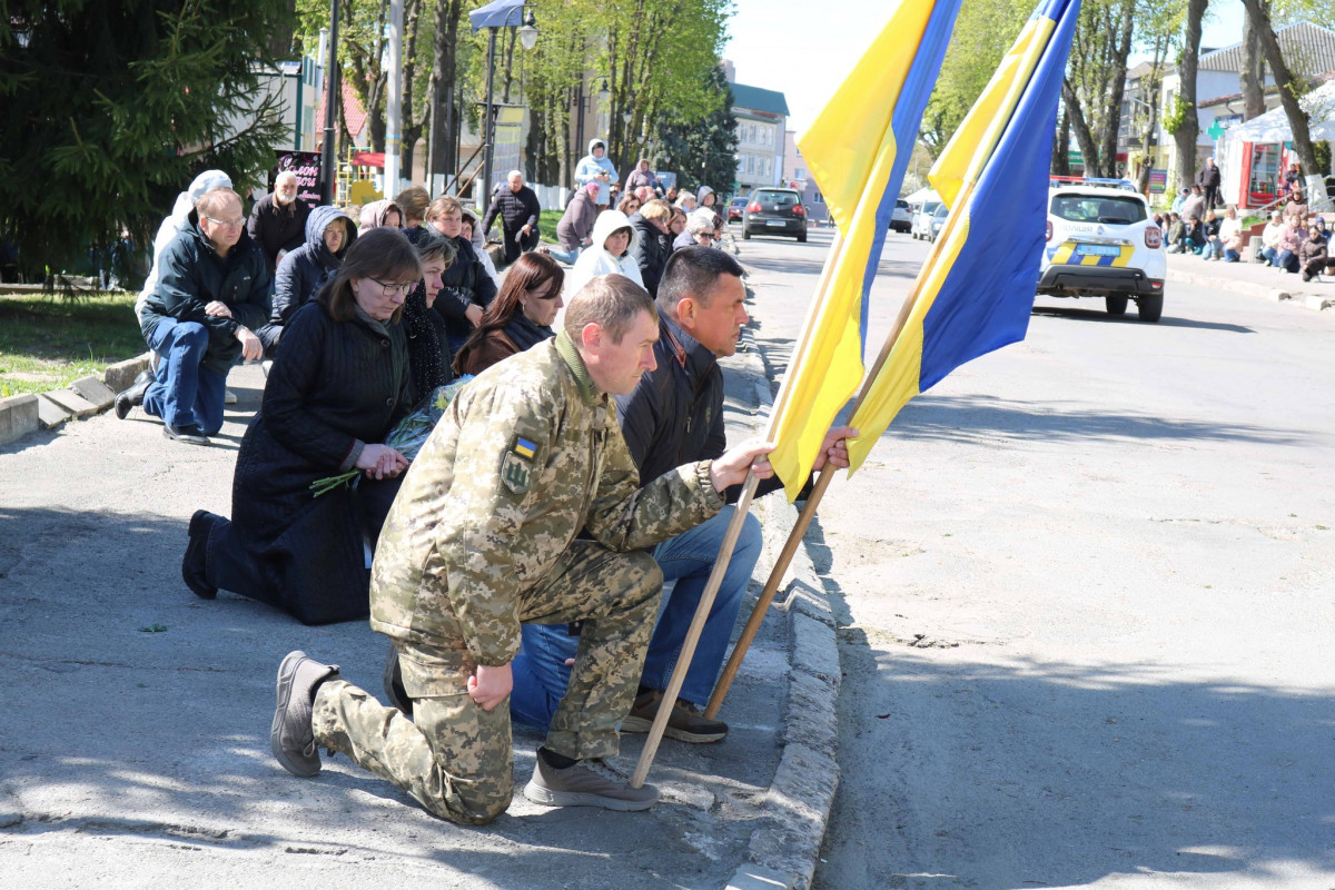 Близько 11 місяців вважався зниклим безвісти: на Волині попрощалися із захисником Василем Фаринюком