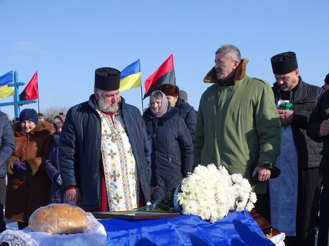 Понад рік родина жила між надією і болем: на Волині попрощалися з воїном Романом Махнюком