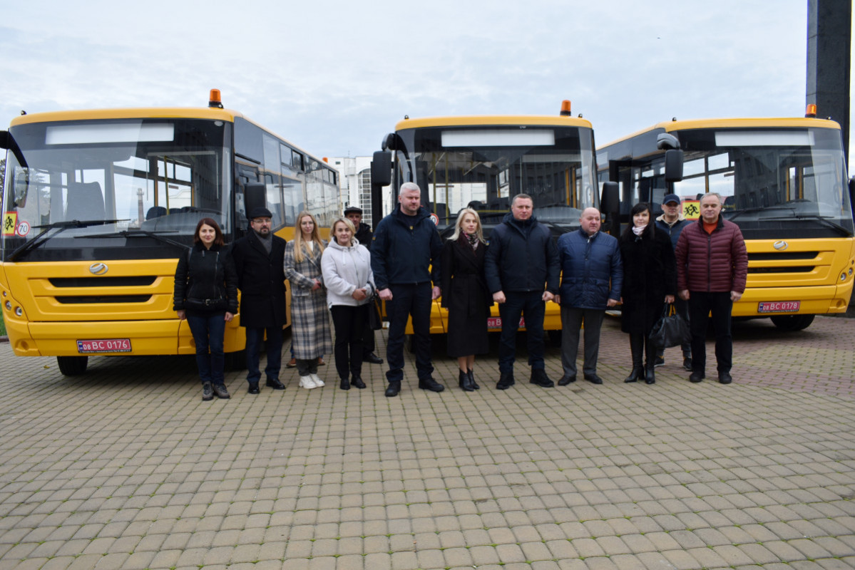 Три волинські громади отримали шкільні автобуси