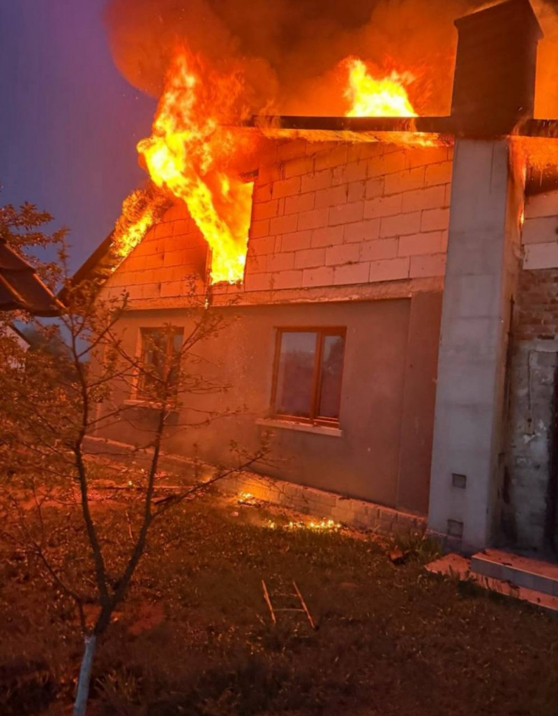 На Волині у сім’ї військового згорів будинок: родині потрібна допомога