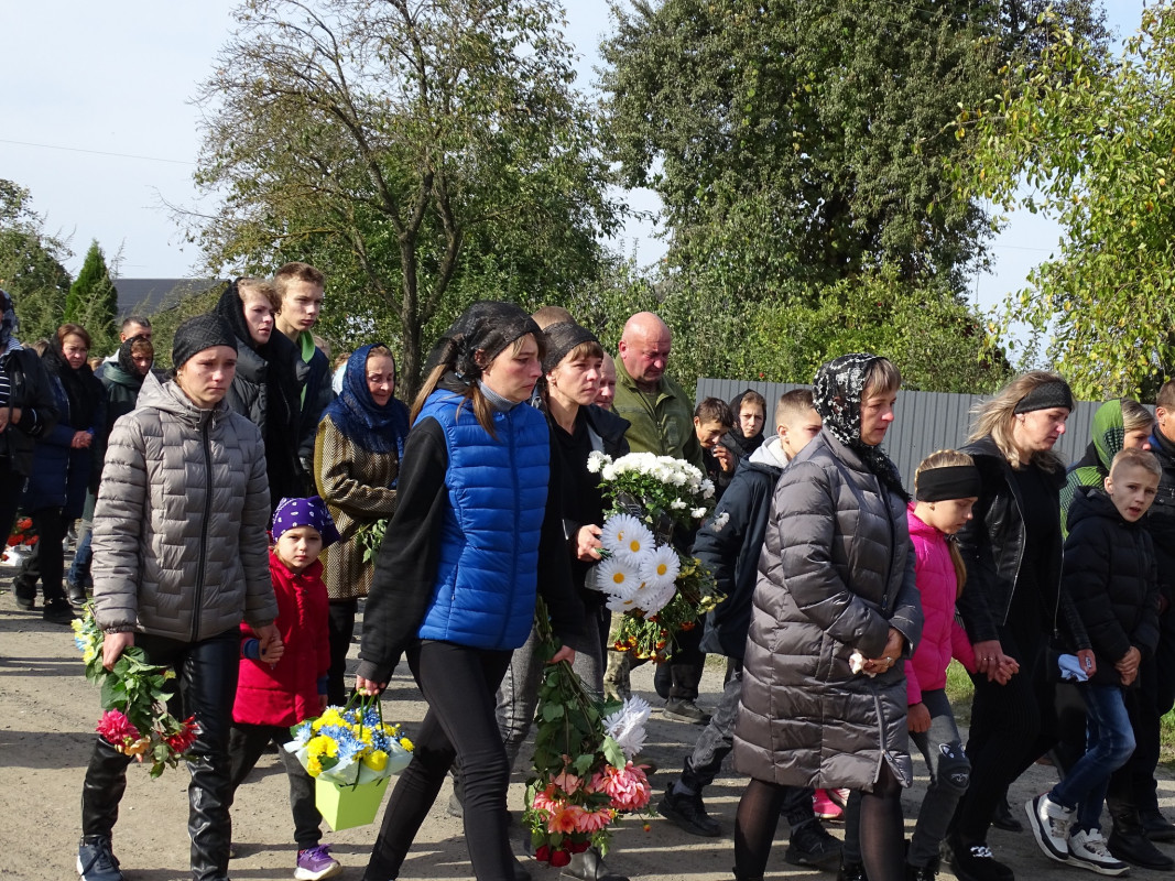 16 місяців чекали на тіло Героя: на Волині все село прийшло на поховання багатодітного батька Ігора Кузьмюка