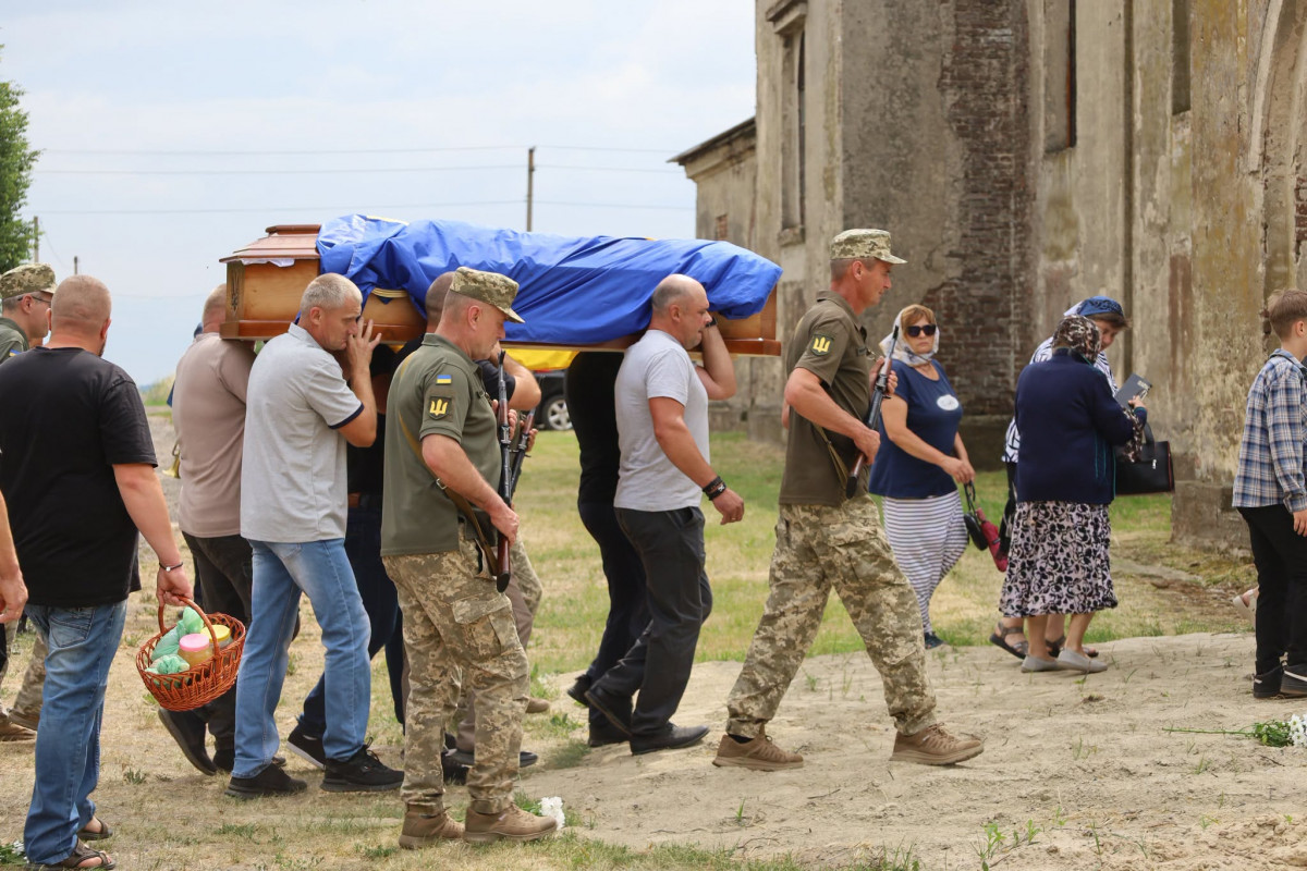 Тривалий час вважався зниклим безвісти: на Волині в останню земну дорогу провели захисника Андрія Стернічука