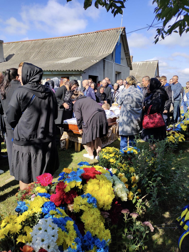 Син та донька залишились без батька: на Волині попрощалися із бойовим медиком Петром Лавренюком