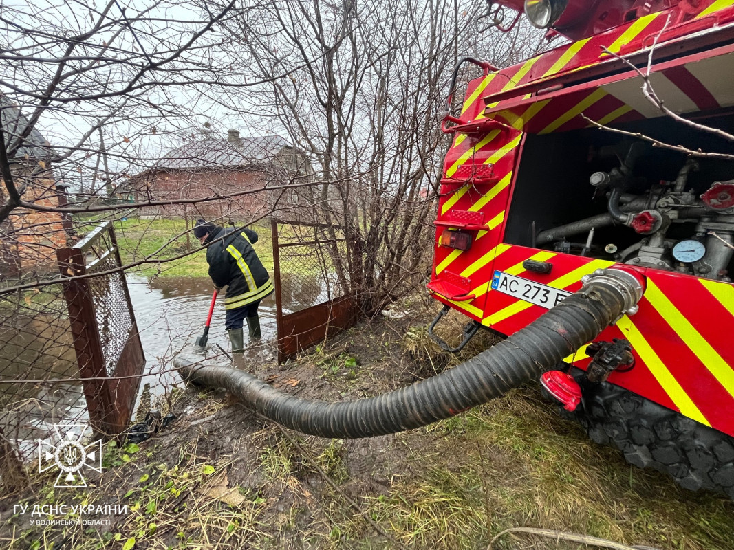 На Волині рятувальники продовжують відкачувати воду з підтоплених територій