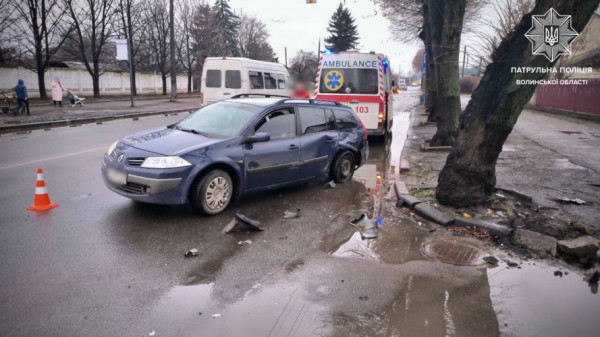 У Луцьку на Ковельській - аварія: передок БМВ розтрощило