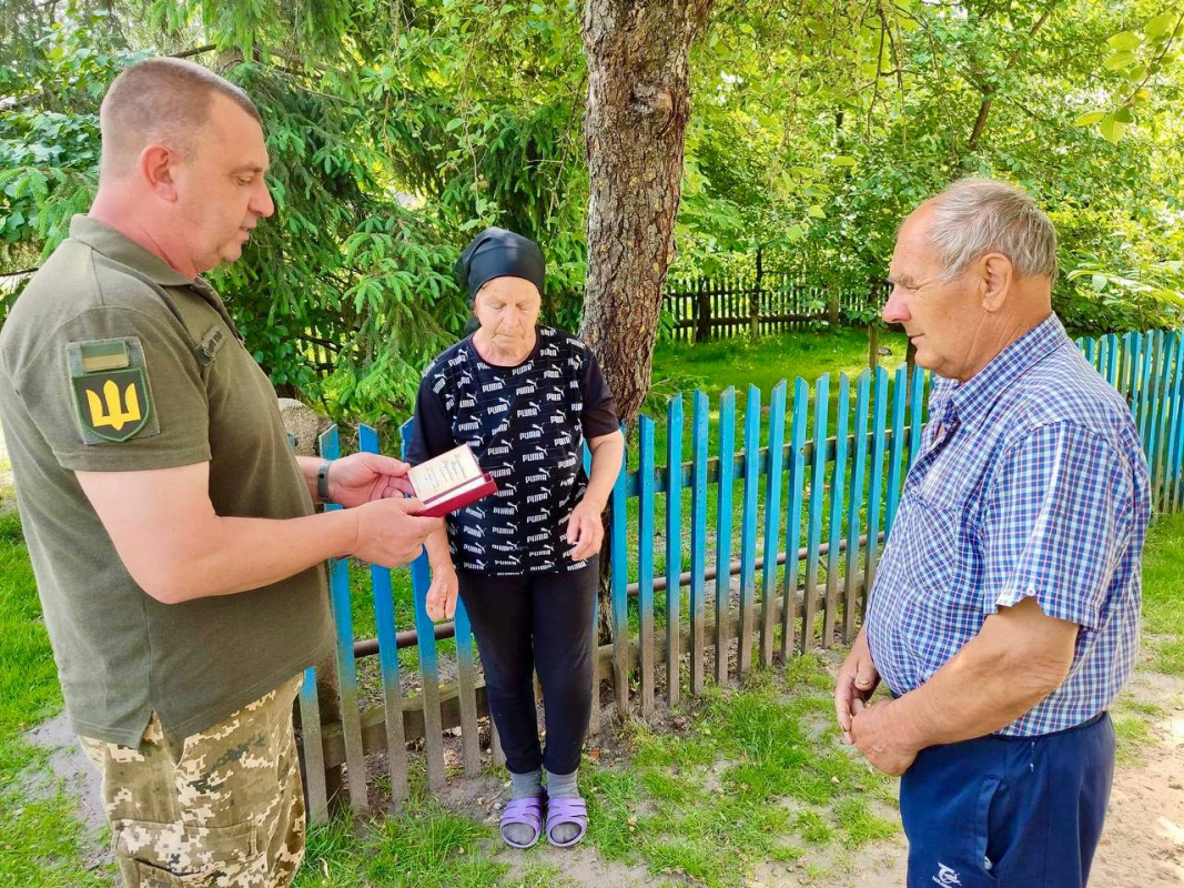 Мріяв одружитися і пожити у новозбудованій хаті: рідним п'яти Героїв з Волині вручили посмертні нагороди воїнів