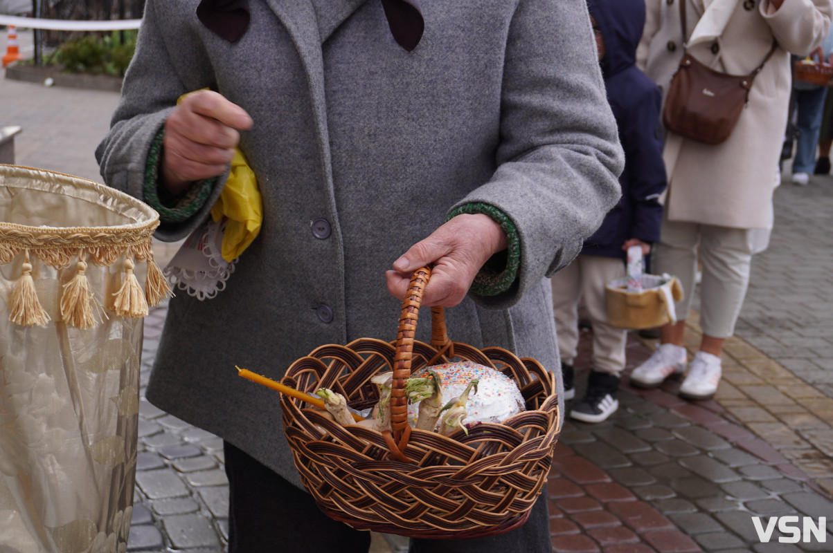 Як у Луцьку освячують Великодні кошики? Фоторепортаж