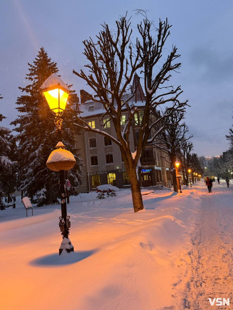 Зимова казка в Луцьку: засніжене місто та небо, що віщує мороз