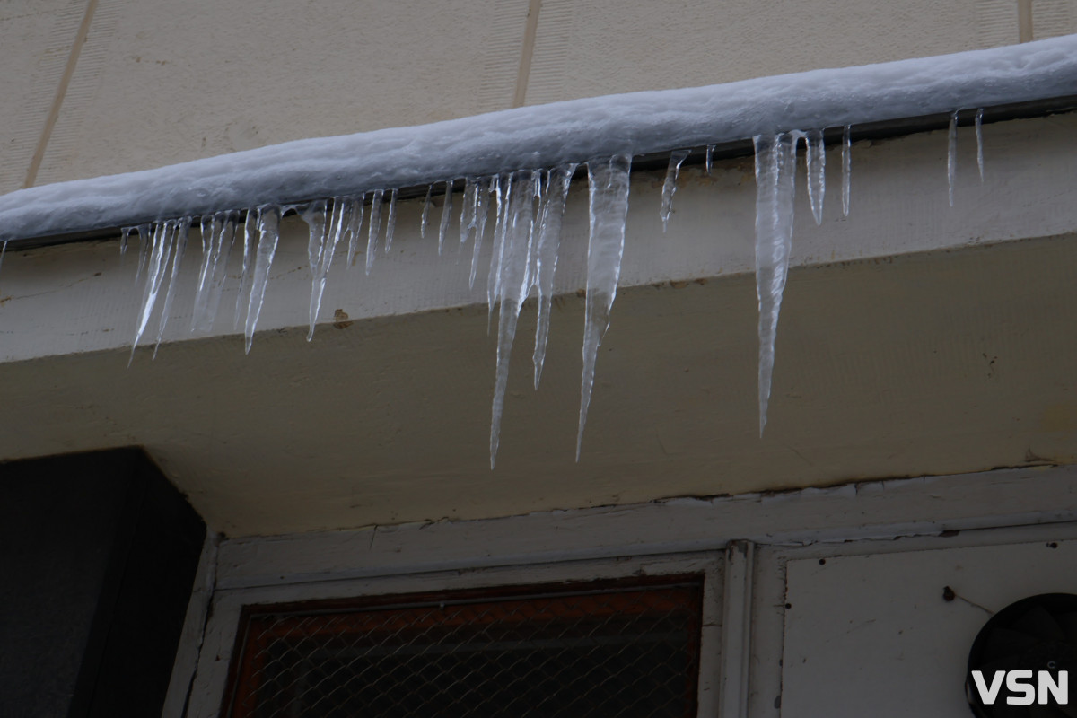 Небезпечні бурульки у Луцьку: хто відповідає за очищення дахів і як убезпечити себе