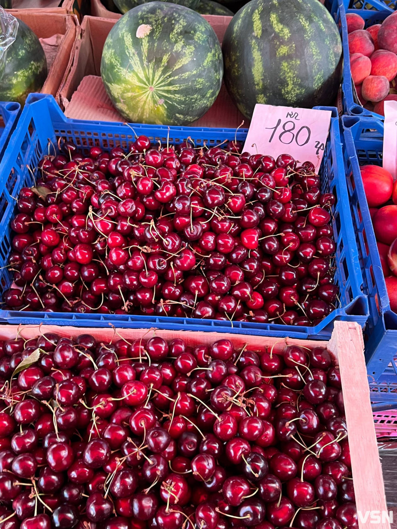 Черешня з Молдови та виноград по 250 гривень: ціни на ринку Луцька
