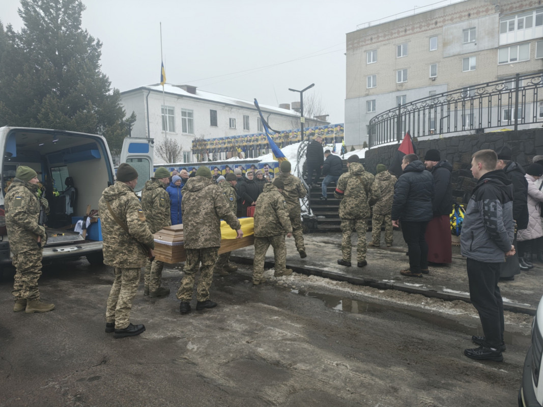 На Волині в останню земну дорогу захисника України, який загинув на фронті близько двох років тому