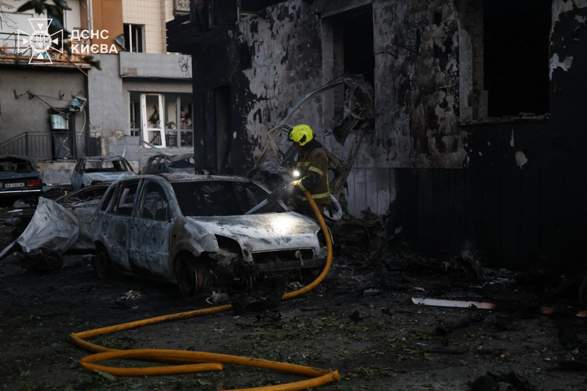 Пекельна ніч у Києві: ДСНС показала, як рятувальники борються з наслідками удару РФ