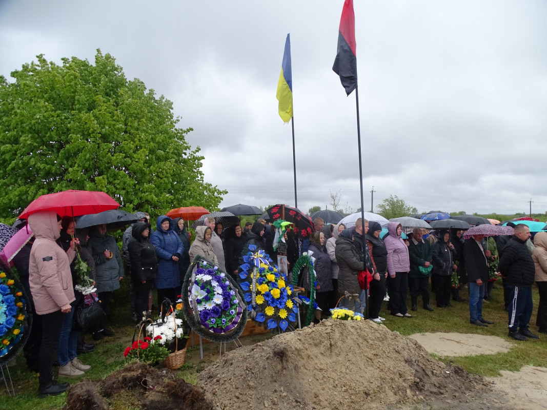 Повернувся до рідного дому «на щиті»: на Волині в останню дорогу провели Героя Сергія Гручину
