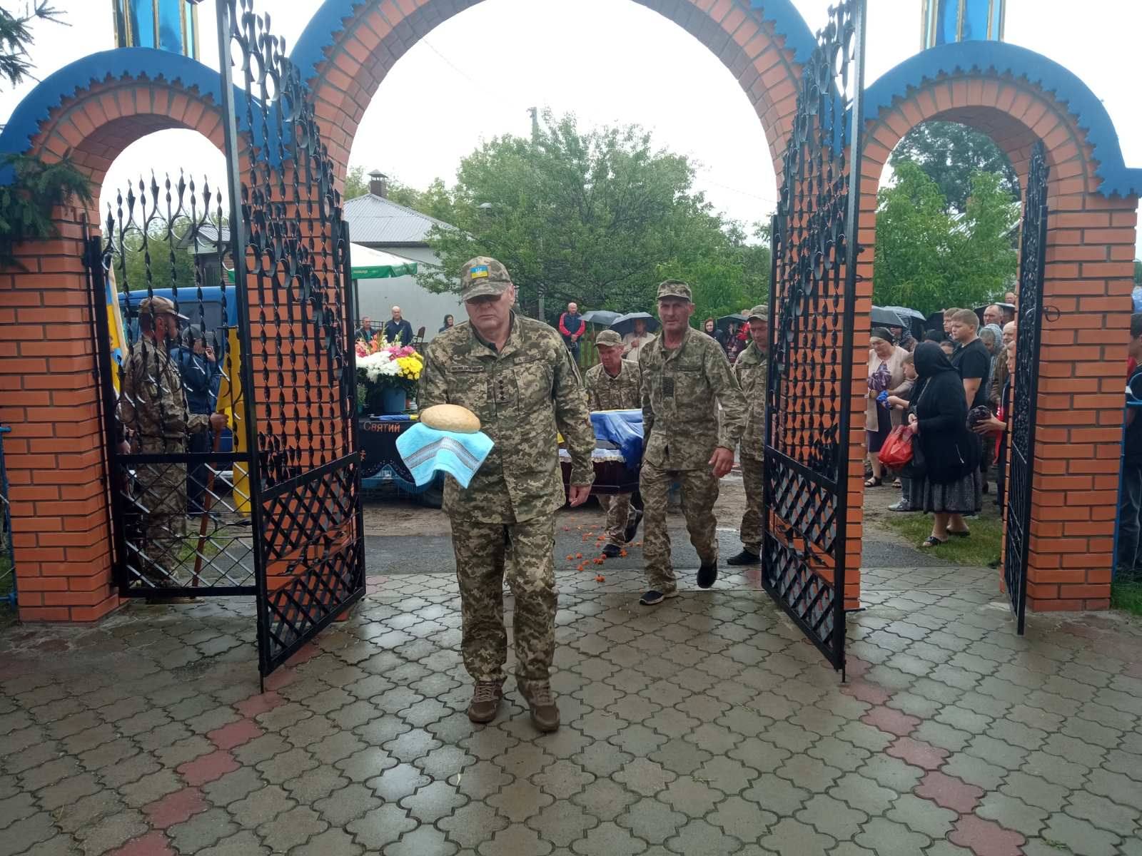 467 днів вважався зниклим безвісти: на Волині попрощалися з Героєм Віктором Романюком