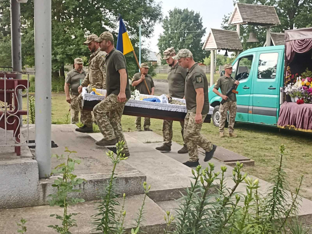 Батько двох синів: на Волині попрощалися з молодим Героєм Сергієм Бордюговським. Фото