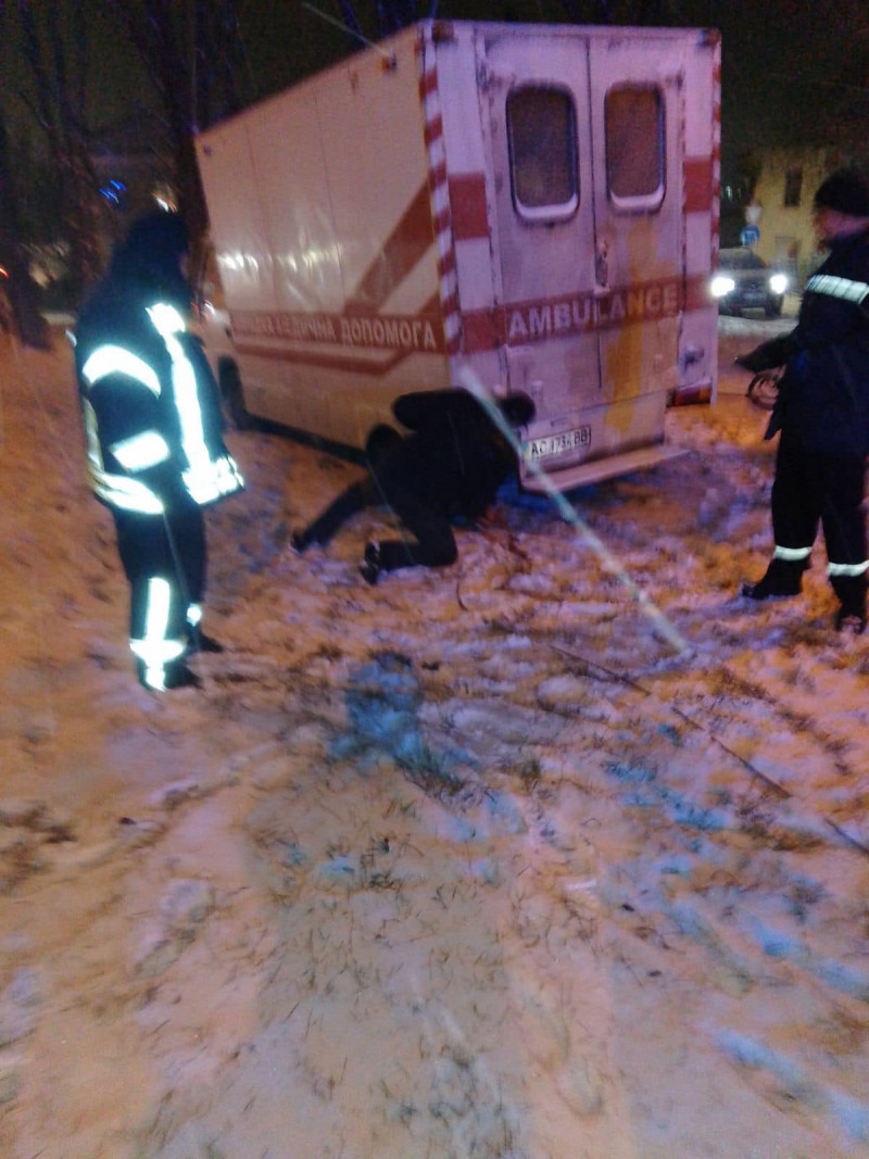 Вночі у Луцьку зі снігового замету рятували «швидку»
