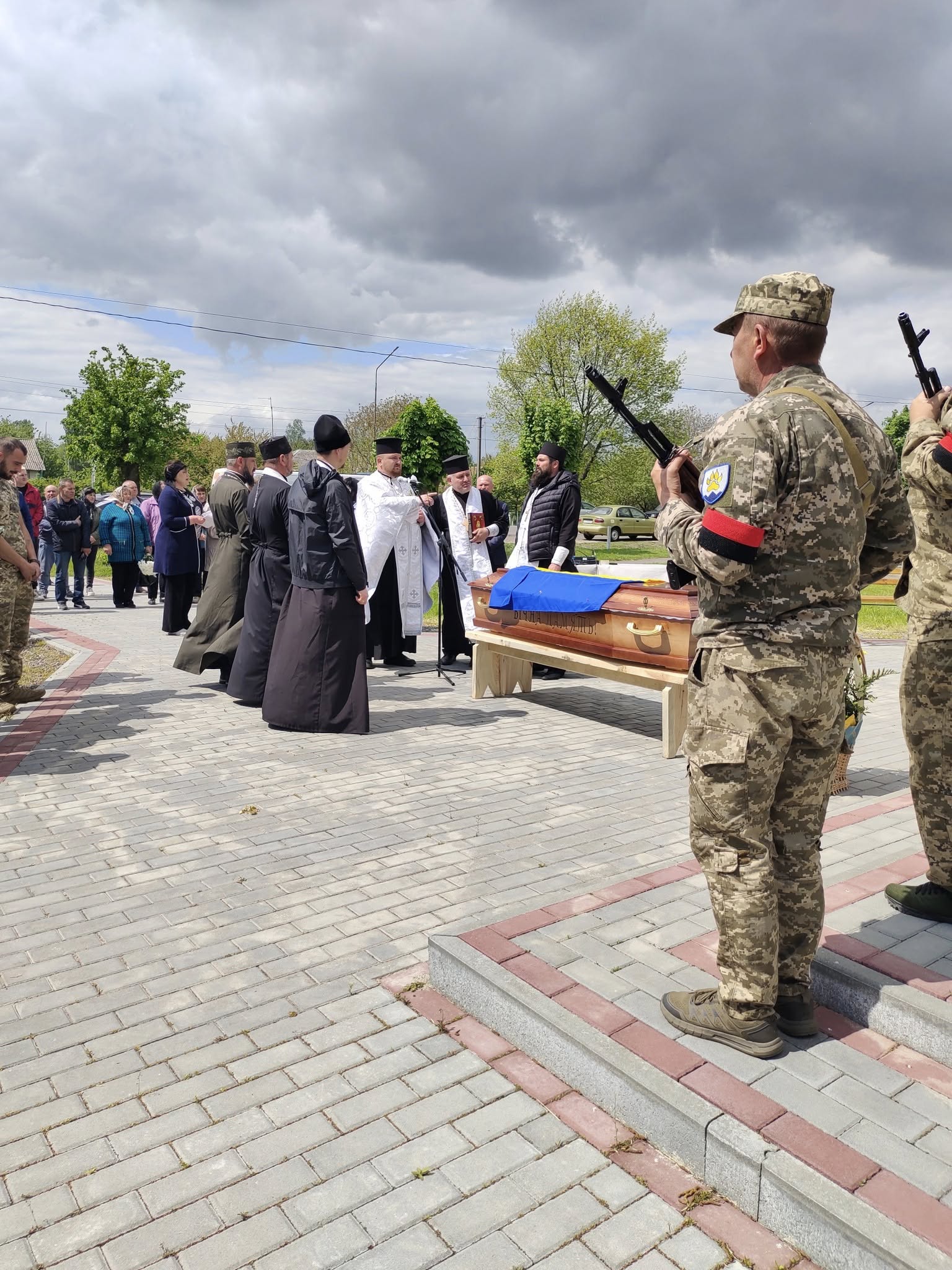 Весільний коровай ділили на кладовищі: на Волині в останню путь провели 26-річного Героя Михайла Рогу