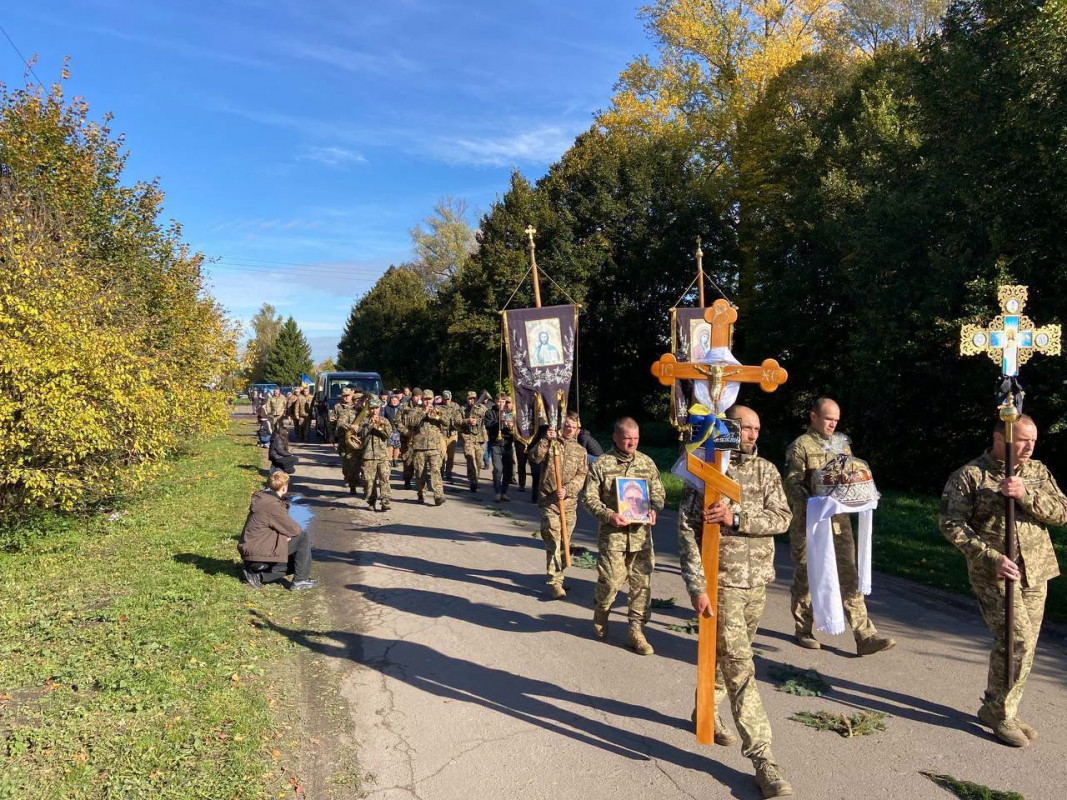 Рідні понад два роки чекали на повернення: на Волині поховали Віктора Атосіна