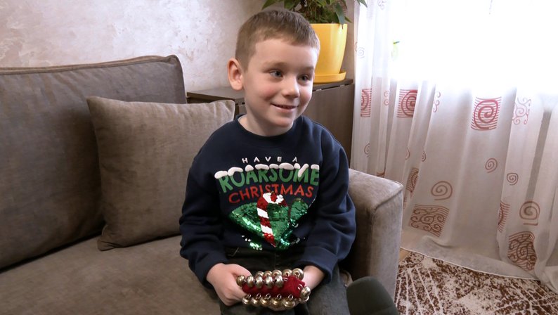 Колядує – щоб були дрони: 6-річний хлопчик з Волині зібрав понад 15 тисяч для ЗСУ