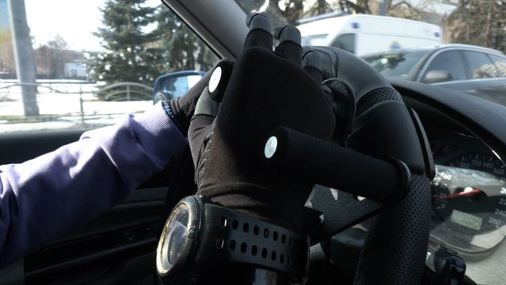 Малює і водить авто: ветеран війни, який втратив обидві руки на війні, почав нове життя у Луцьку