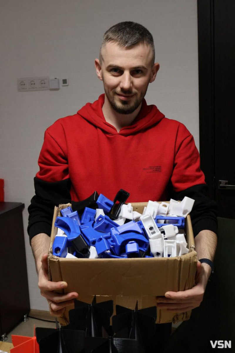 Підсилює армію за допомогою 3D-принтера: волонтер у Луцьку друкує заряджачі, бомби та ракети для воїнів