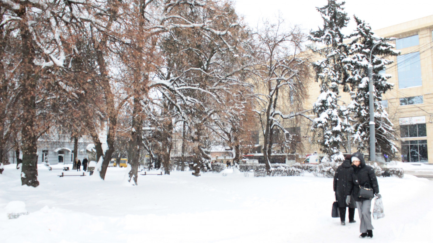 Луцьк після тижня снігопадів: фоторепортаж із засніжених вулиць міста