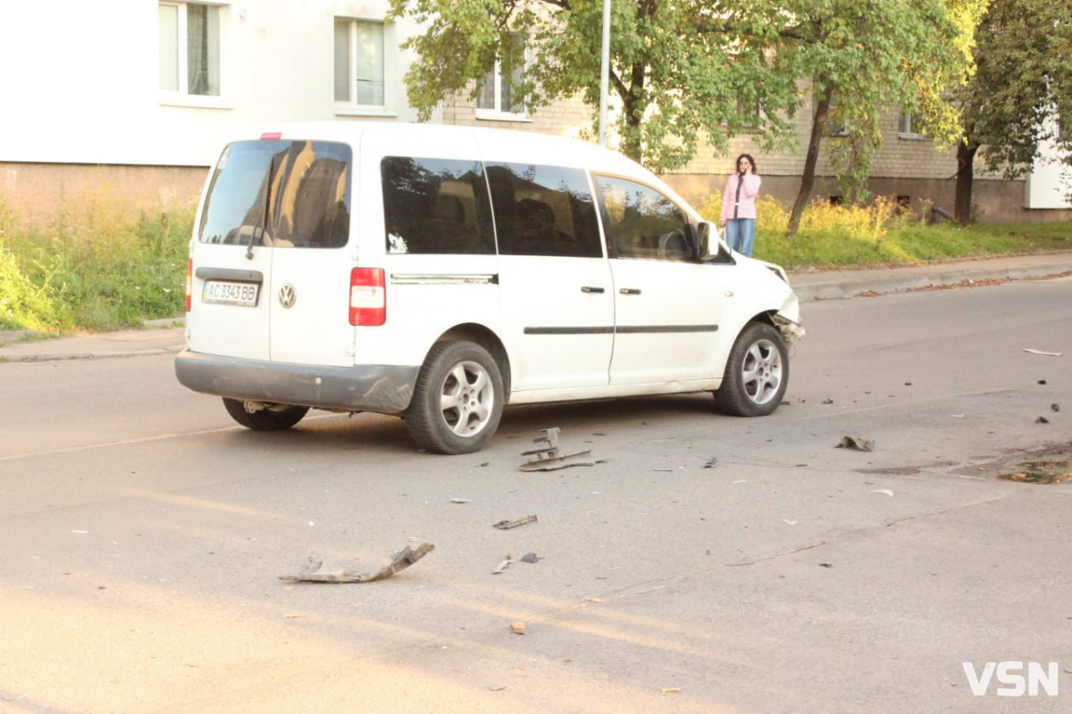 У Луцьку авто після ДТП вилетіло з дороги та розтрощило паркан