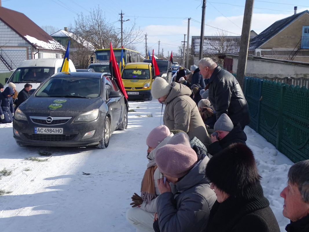 Понад рік родина жила між надією і болем: на Волині попрощалися з воїном Романом Махнюком