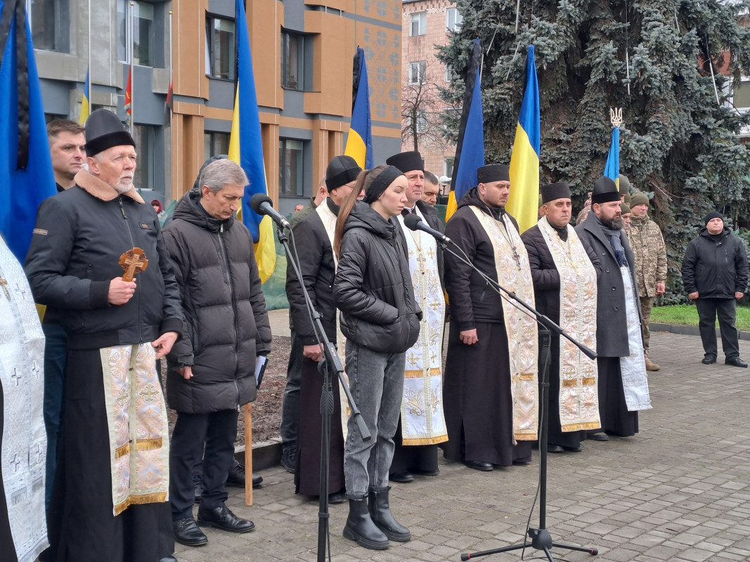 Коровай ділили на кладовищі: у Ковелі в останню путь провели 18-річного Героя Дмитра Приймачука