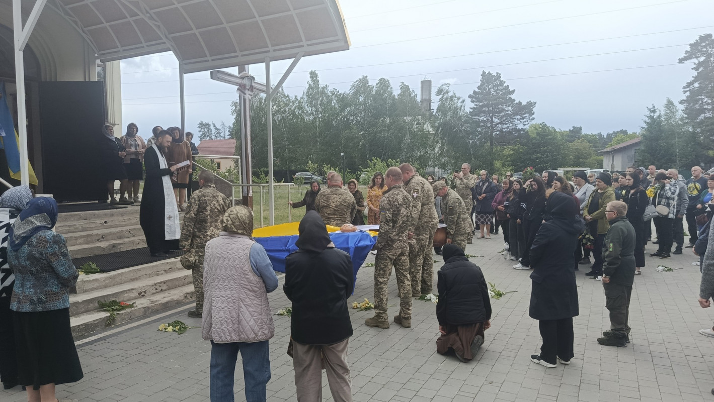 Біль втрати, що не стихає: у громаді на Волині провели в останню дорогу підполковника Повітряних сил України Юрія Халика