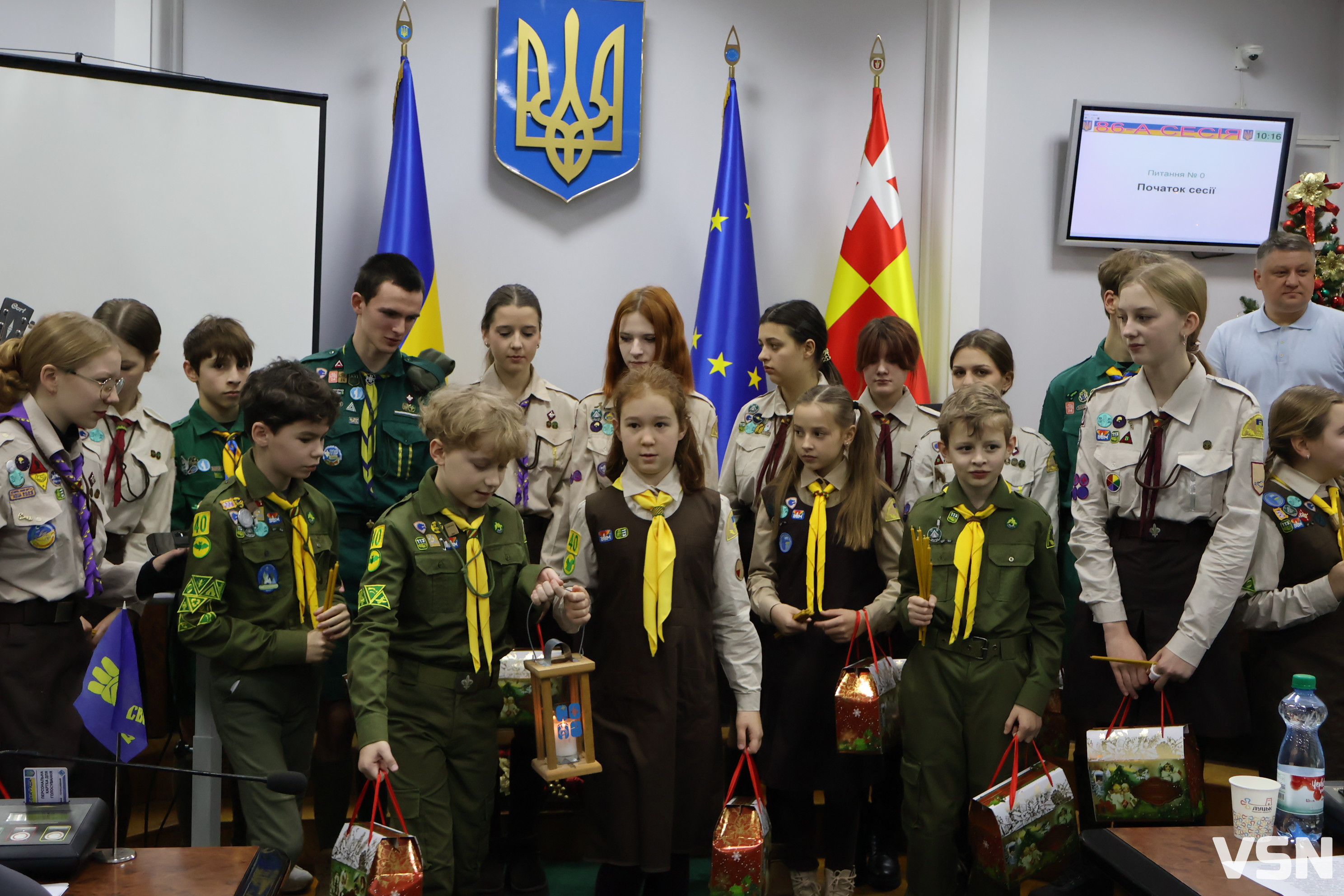 Світло миру в сесійній залі: пластуни передали Вифлеємський вогонь Луцькій міськраді