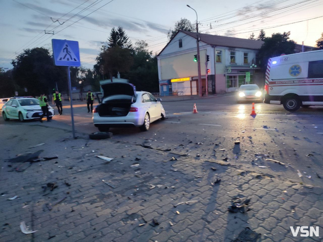 Вирвало колесо, а частини авто розлетілися по тротуару: біля Старого ринку у Луцьку - ДТП. Відео