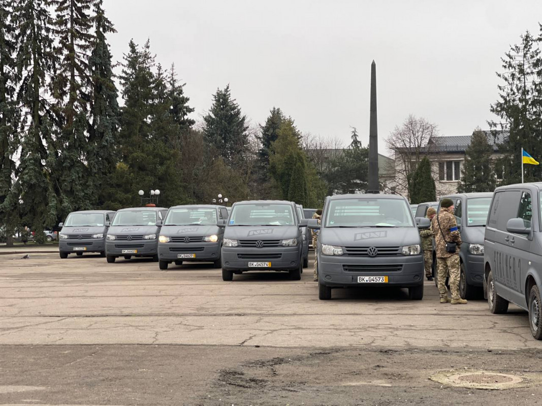 Допомога ЗСУ: на Волині військовим передали пів сотні автомобілів