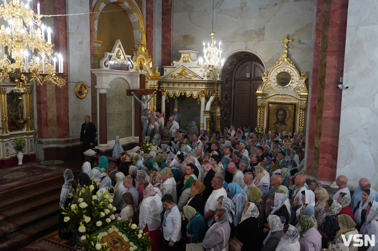 Хресна хода і спільна молитва: як минула літургія за участі Епіфанія у Луцьку. Фоторепортаж
