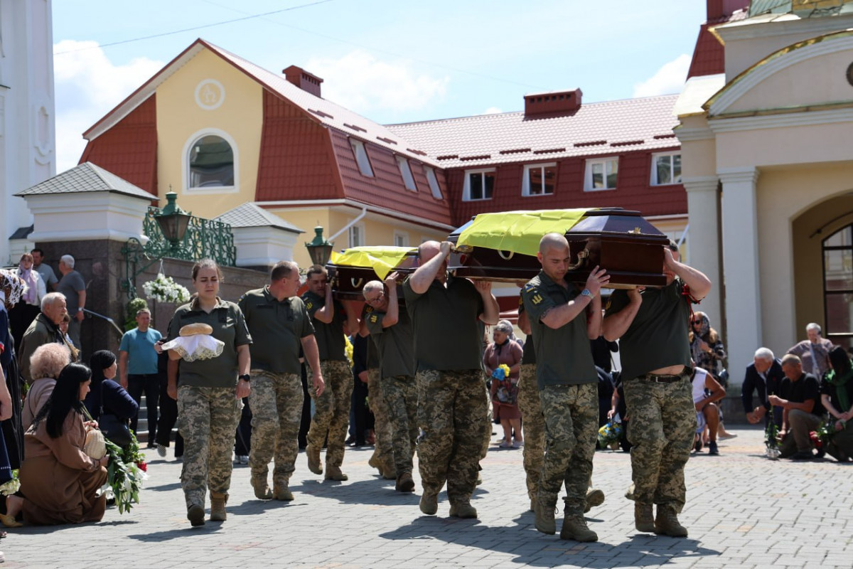 У Луцьку з військовими почестями поховали Героїв Романа Меюса та Олександра Радивоніка