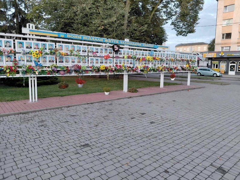 Знищили клумби, позривали квіти з дошки пам’яті полеглим захисникам: на Волині невідомі пошкодили пам'ятку