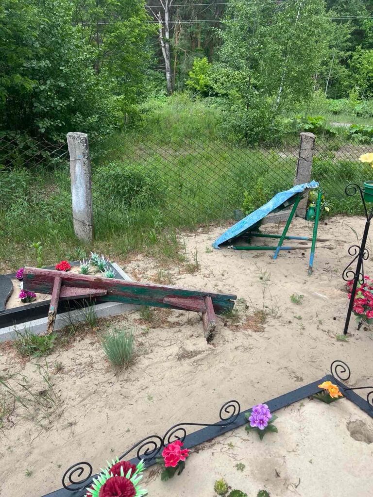 На Рівненщині вандали понищили кладовище (фото)