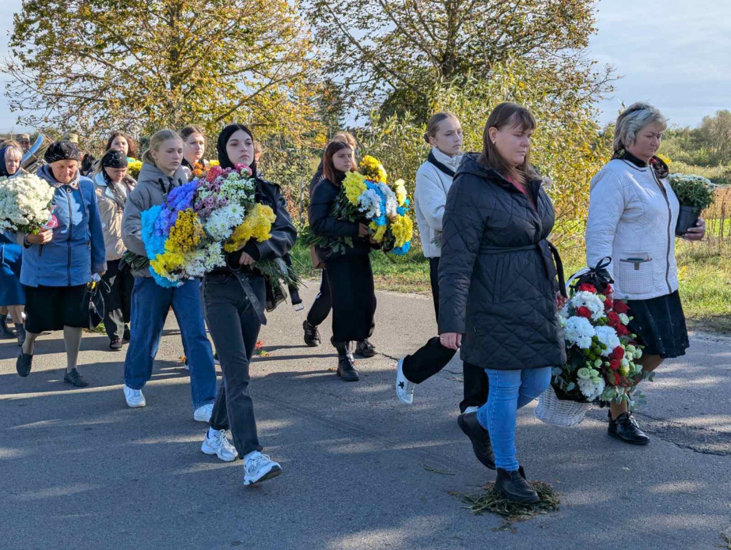 Навіки 24: на Волині в останню дорогу провели молодого Героя Петра Жука. Фото
