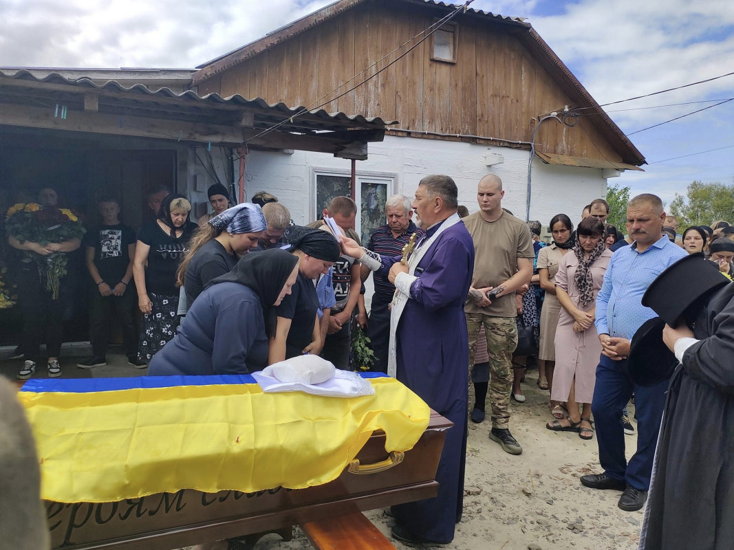 «Весільний коровай ділили на кладовищі»: на Волині в останню дорогу провели молодого Героя Михайла Кислюка