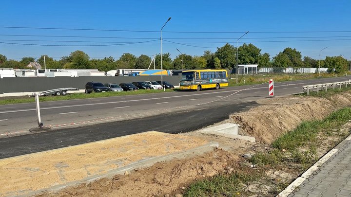 Жителі чекали роками: у селі під Луцьком облаштовують зупинки та «зебру»