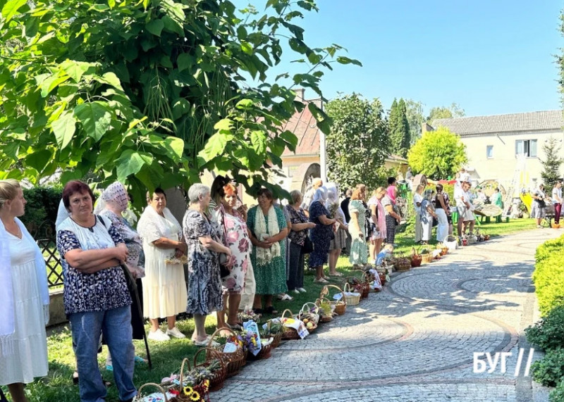 З кошиками до храму: як на Волині відзначають Яблучний Спас