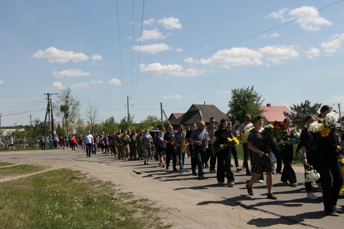 Дві донечки ніколи більше не побачать татка: напередодні Великодня на Волині попрощались з Героєм Олександром Муковським