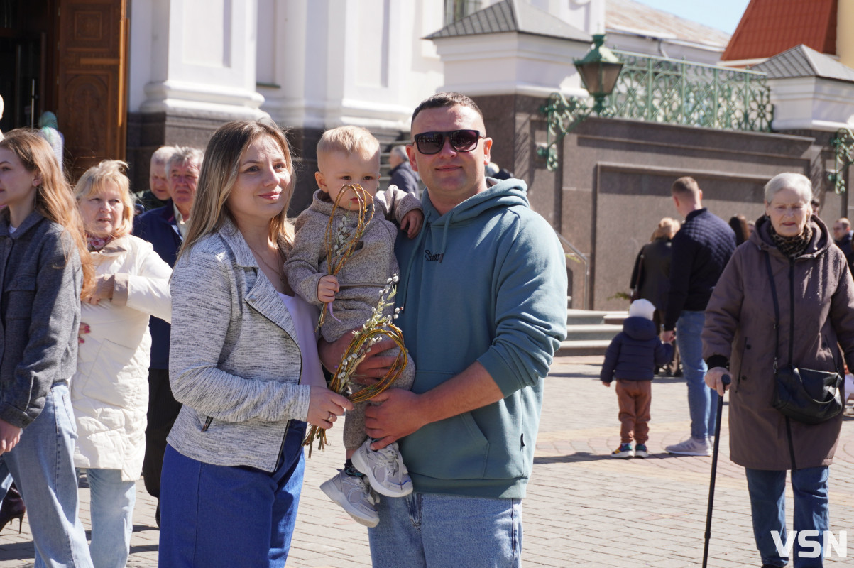 Сотні вірян прийшли освячувати вербу у головний собор Луцька. Фоторепортаж