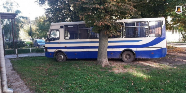 У Луцьку пасажирський автобус перетворив газон на місиво з багнюки