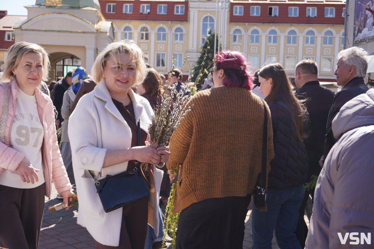 Сотні вірян прийшли освячувати вербу у головний собор Луцька. Фоторепортаж