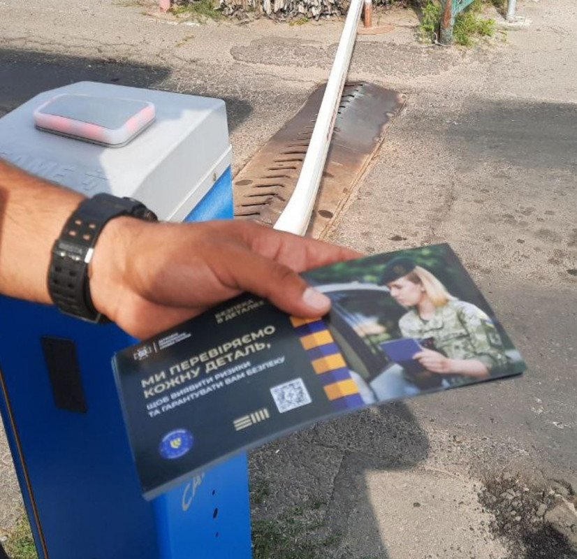 Не лише перевірка паспортів: що прикордонники роздають на волинських пунктах пропуску